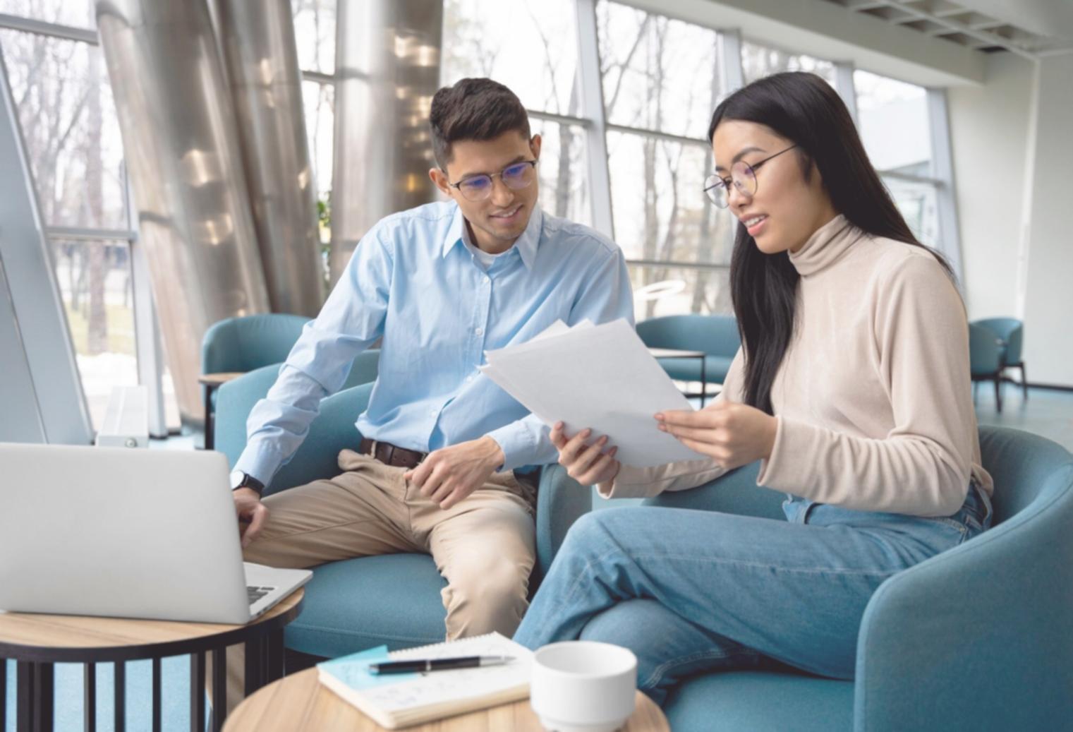 Detaillierte Budgetplanung mit Stift und Papier