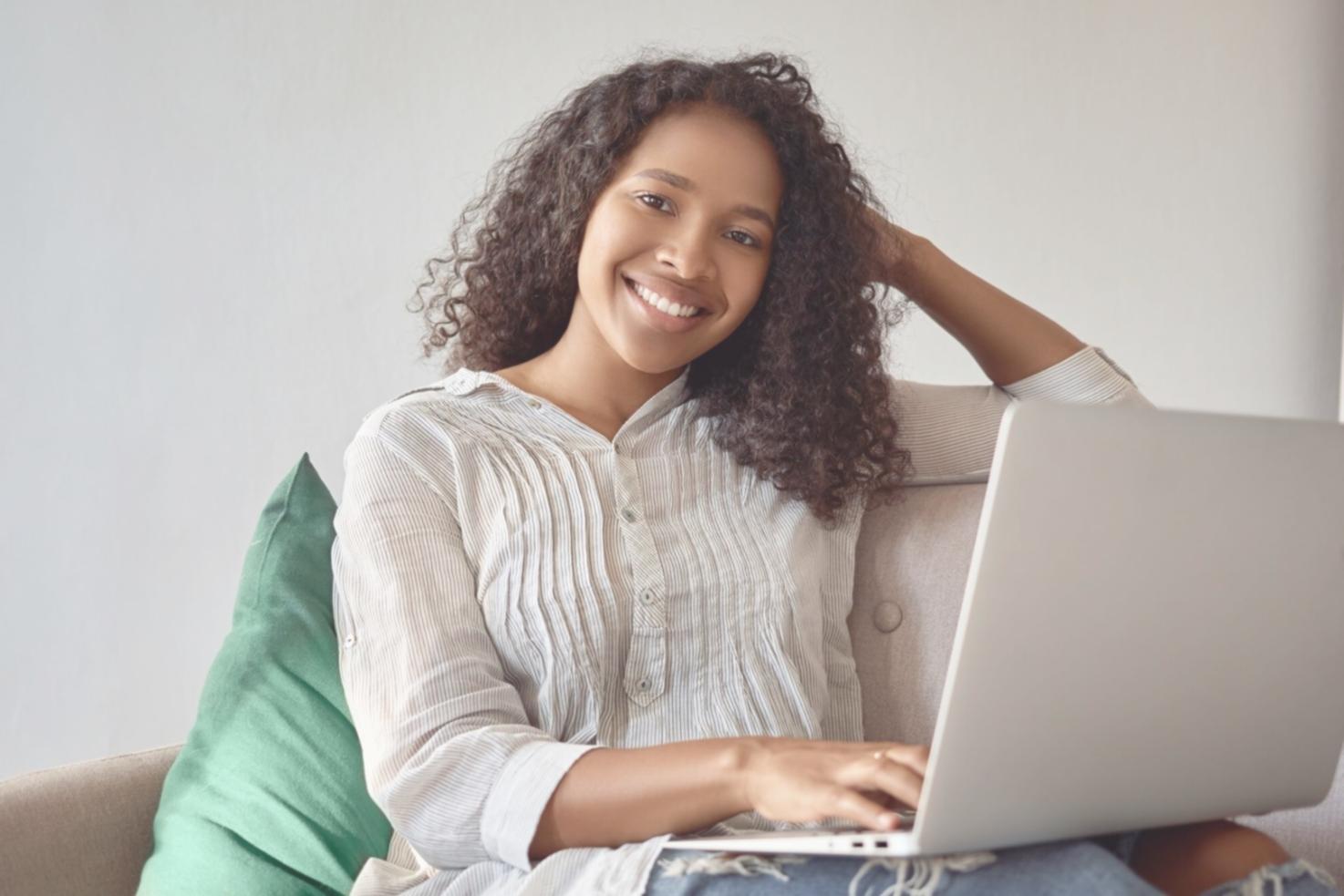 Budget-Kategorien auf einem Notizblock strukturiert